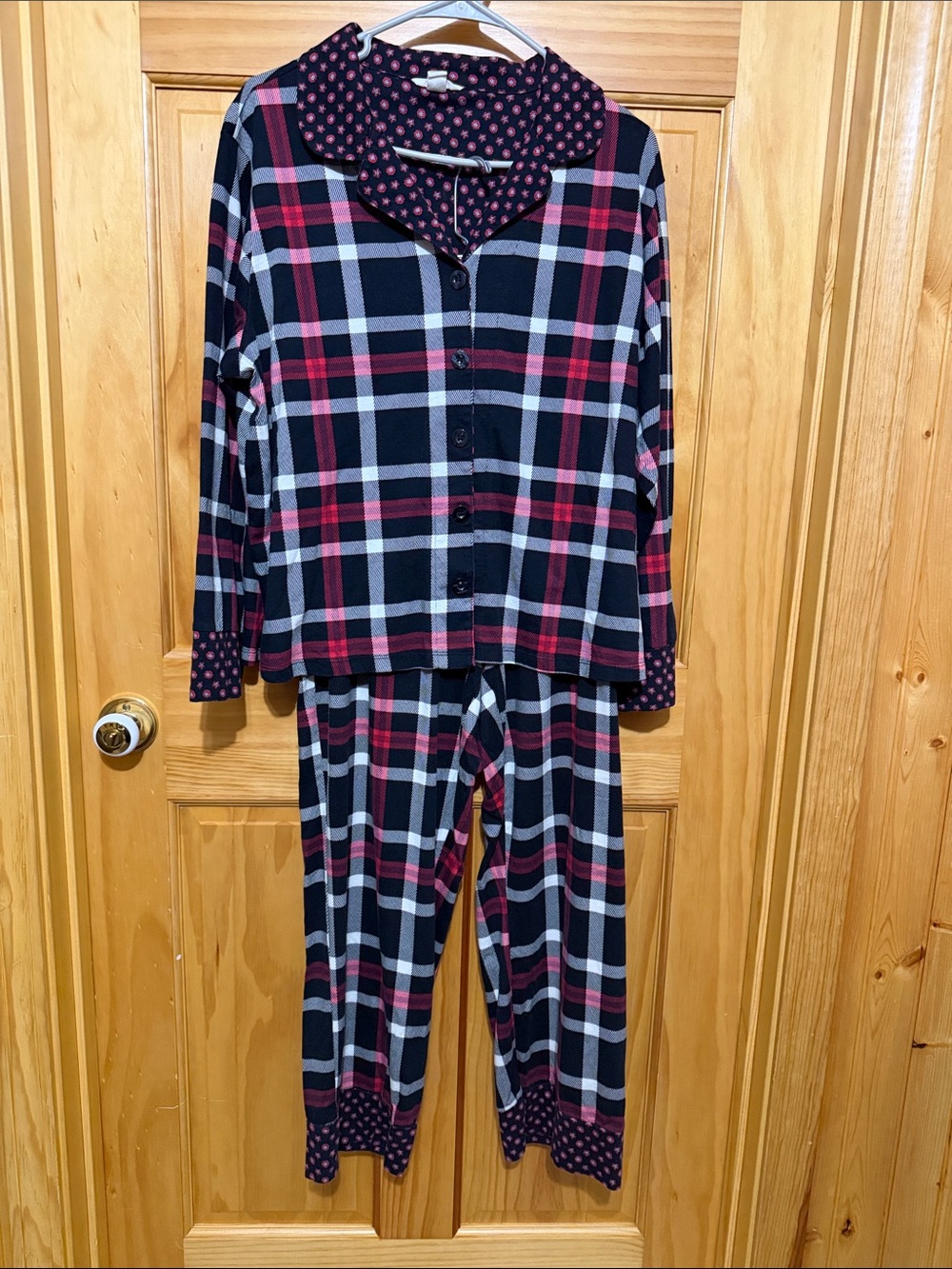 Vera Bradley Black & Red Plaid Button-Front Pajama Set, Size XL.